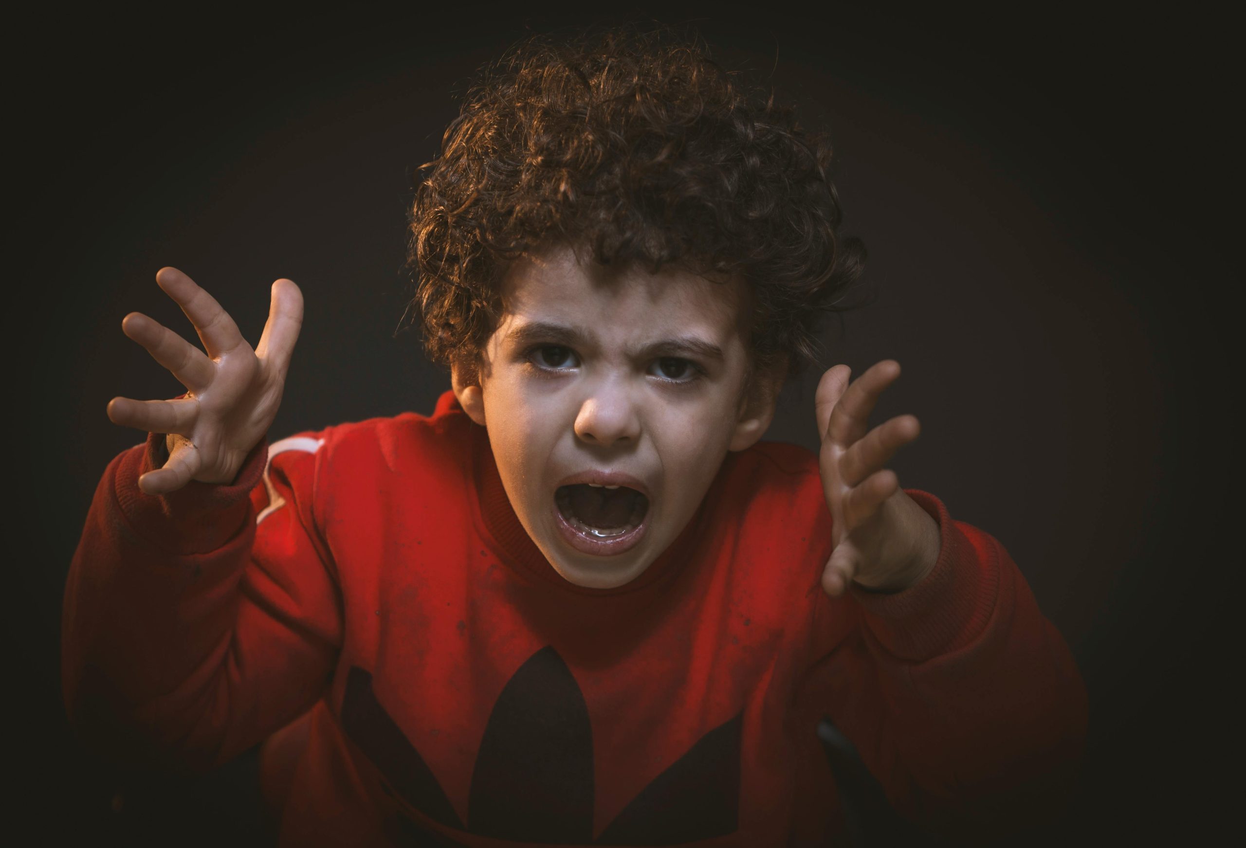 كيف تتعامل مع عادات طفلك المزعجة