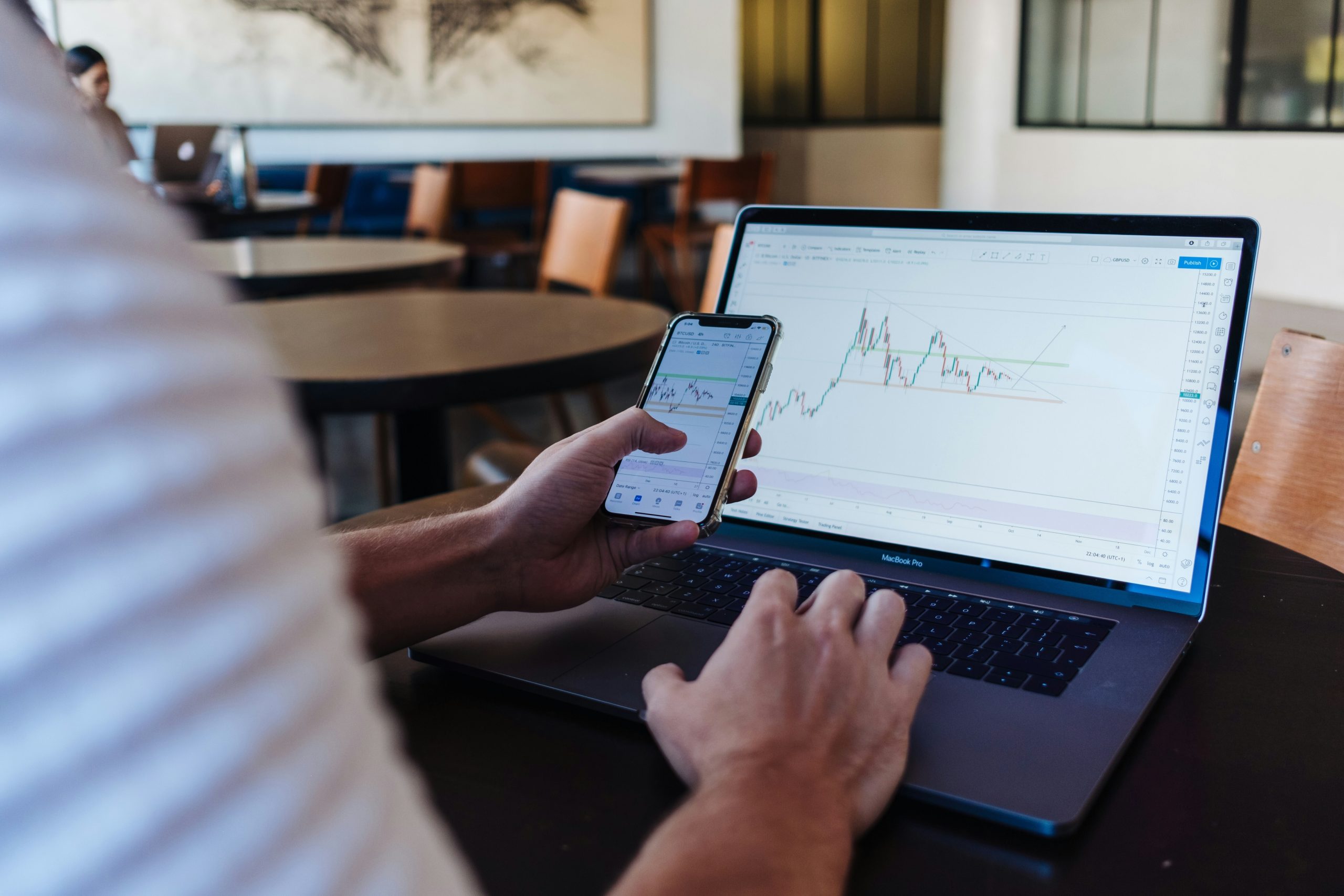 الذكاء الاصطناعي وإدارة الثروات والثقة: هل يمكن للآلات أن تحل محل المستشارين البشريين؟