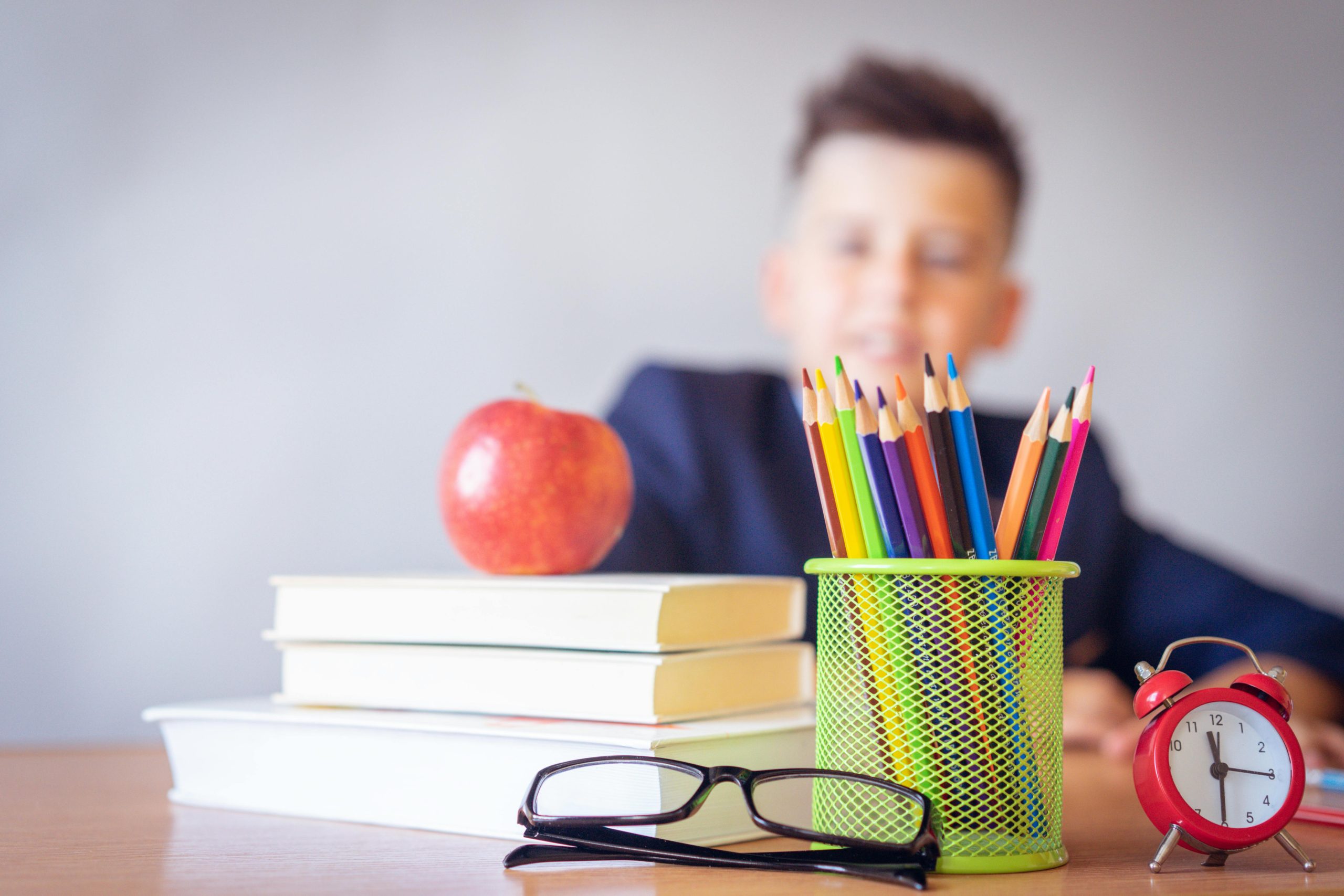 بين تيك توك والمناهج الدراسية: كيف يتعلم المراهقون بعمر 15 عامًا الإنجليزية؟