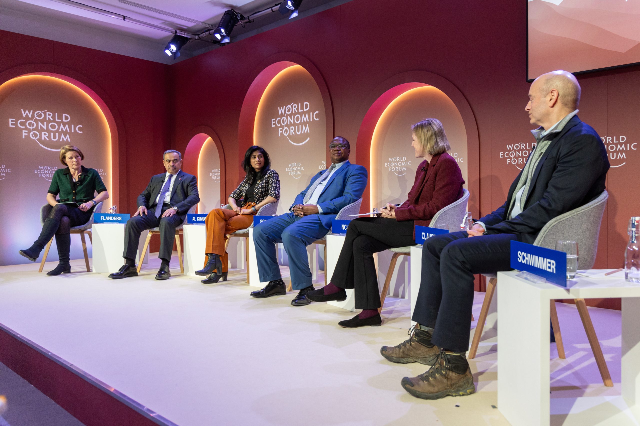 تصاعد الدين العام يثير قلق الخبراء في دافوس 2025: إليك لماذا لم يتنبّه معظمنا لذلك
