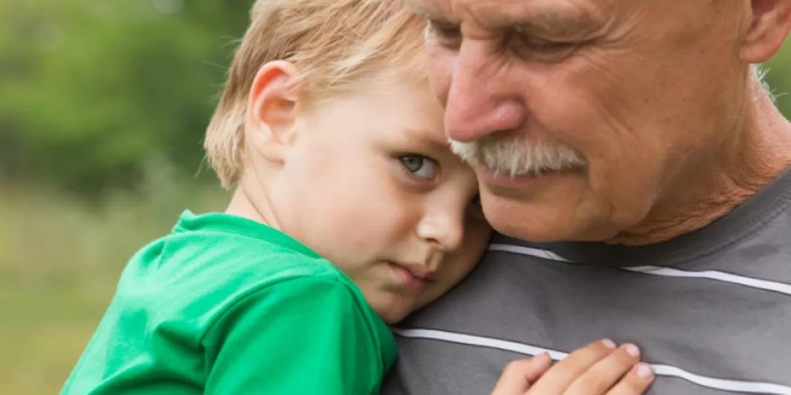 لماذا يعد قضاء الوقت مع الأجداد وقتًا قيمًا جدًّا للأطفال