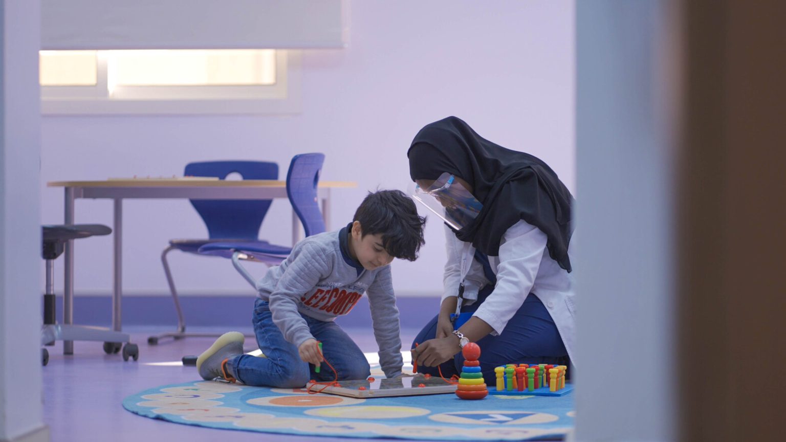 ثلاث نصائح ذهبية للتعامل مع التوحد: من الطفولة إلى المراهقة 