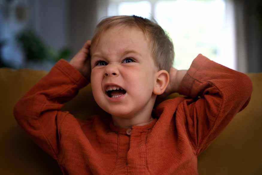 كيف تتعامل مع عادات طفلك المزعجة
