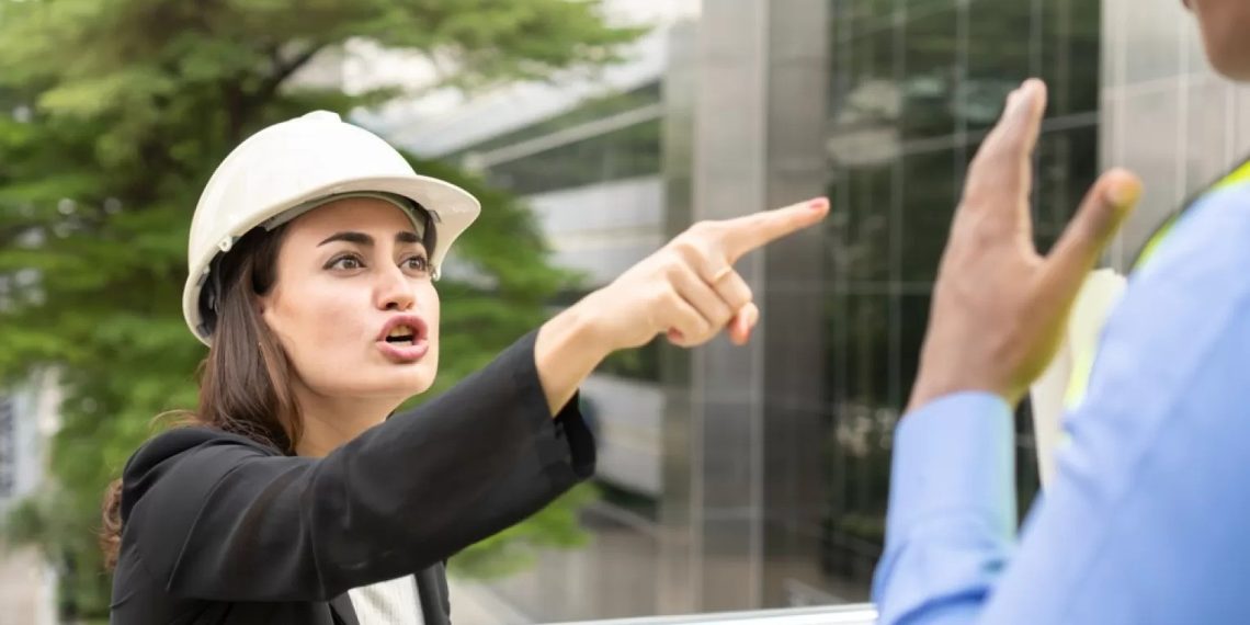 ٧ علامات تدل على أن شخصًا ما يعاني من “متلازمة الغرور”