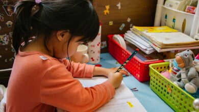 يتعلم الطفل اللغة بكامل عقله
