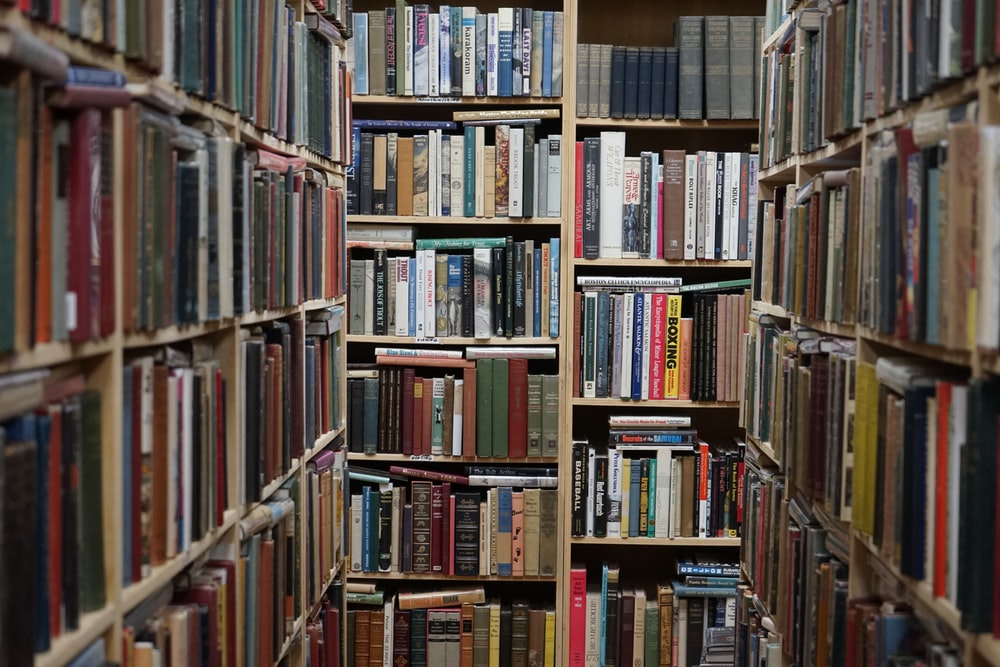 كيف تحثّ الشباب اليافعين على ترك هواتفهم والإمساك بكتاب؟