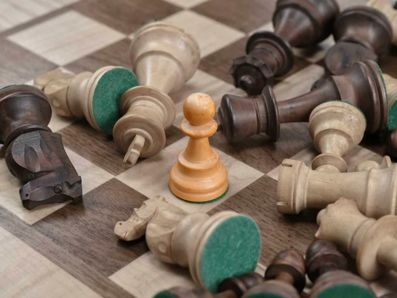 تعرف على عالمة النفس في استكشافها ”التحيُّز اللاواعي“ وعواقبه المأساوية على المجتمع