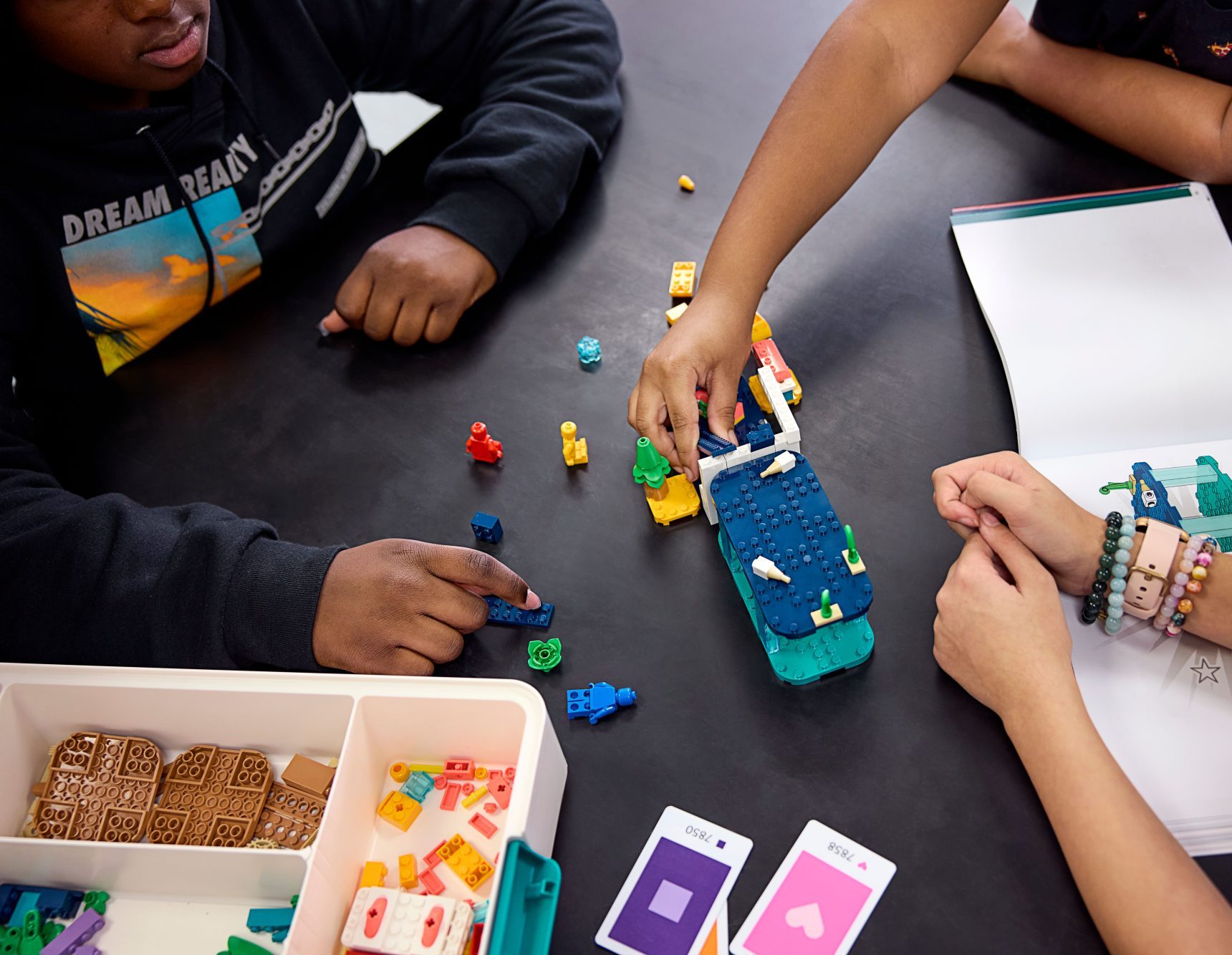 تحفيز الفضول وتمكين علماء المستقبل عبر تعليم العلوم بواسطة LEGO®