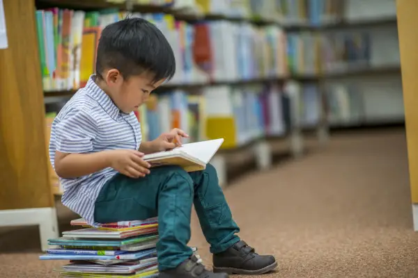 لماذا تعدّ القراءة مهمة لنمو دماغ الأطفال؟