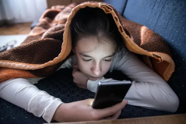 كيف نُعد الأطفال لمواجهة التضليل والمعلومات المضلِّلة عبر الإنترنت؟