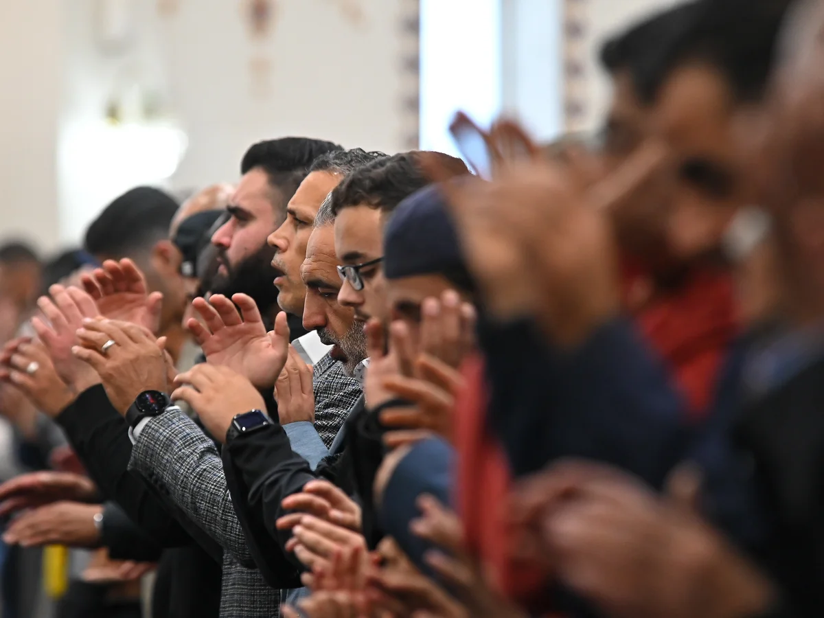 «الدين بين النمو الاقتصادي والسعادة: أدلة سببية من صيام رمضان»