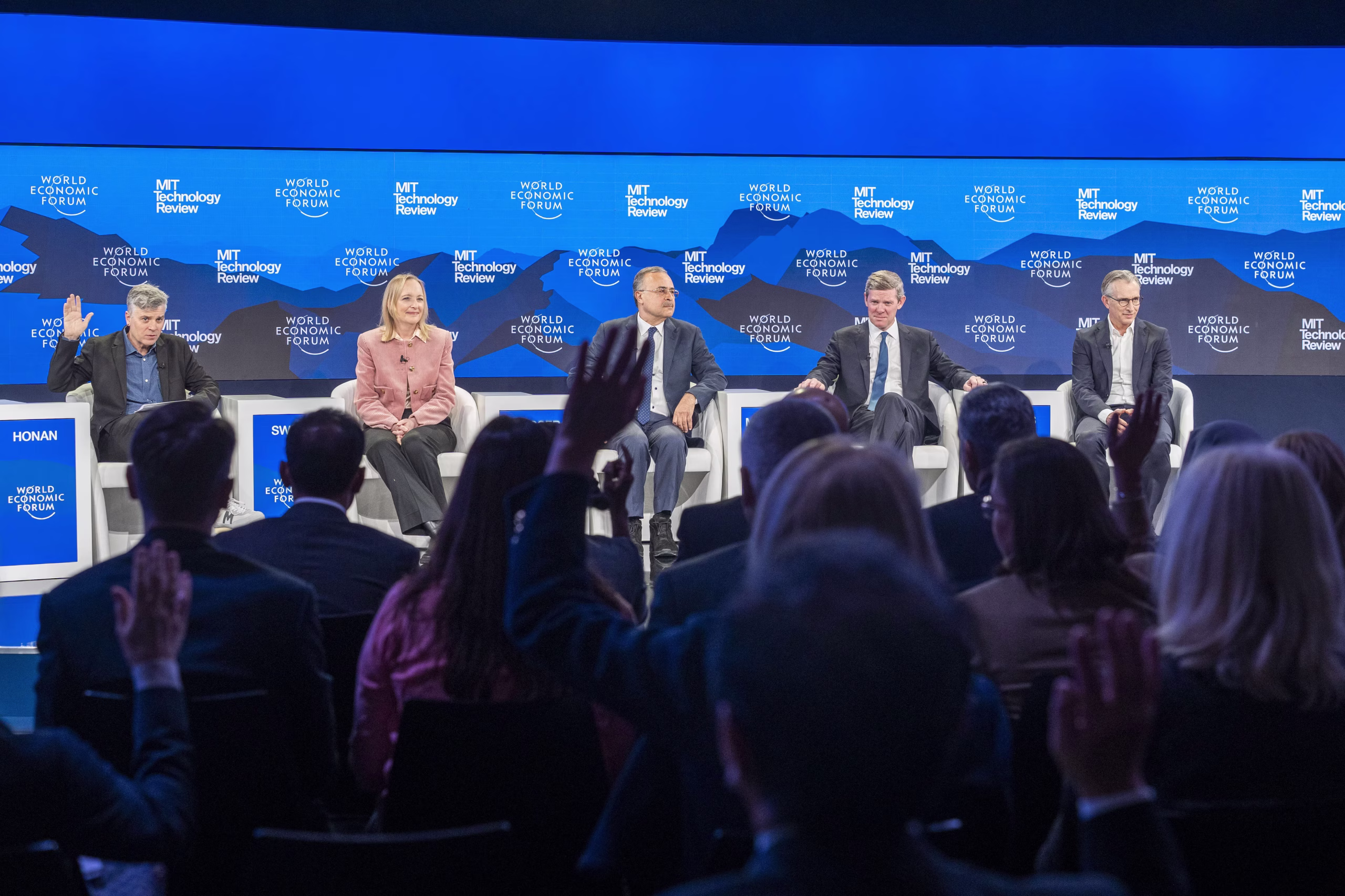 دافوس 2026: لماذا لا يزال توسيع نطاق الذكاء الاصطناعي صعبًا – وما الذي يجب فعله؟