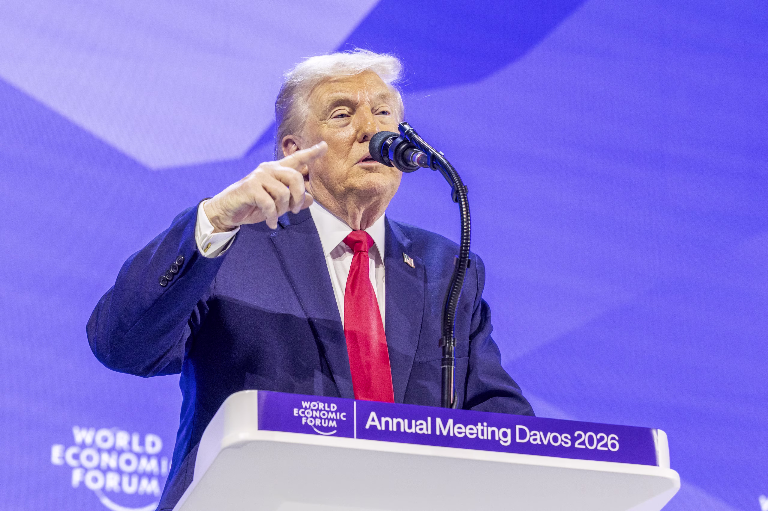 ترامب في دافوس 2026: «أمريكا عادت» — الاقتصاد، الطاقة، الهجرة… وغرينلاند دون قوة