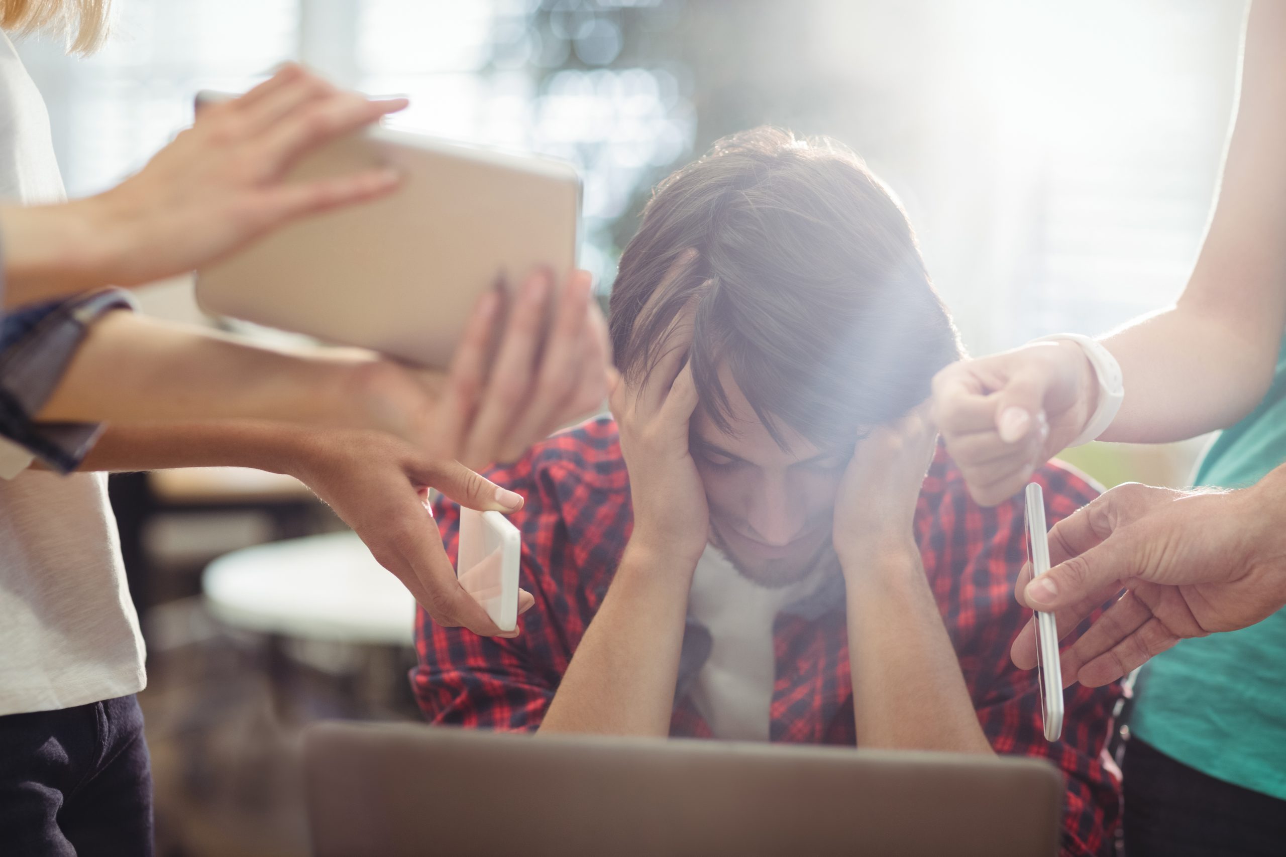 كيف قد تتنبأ صداقات المراهقين بإيذاء النفس
