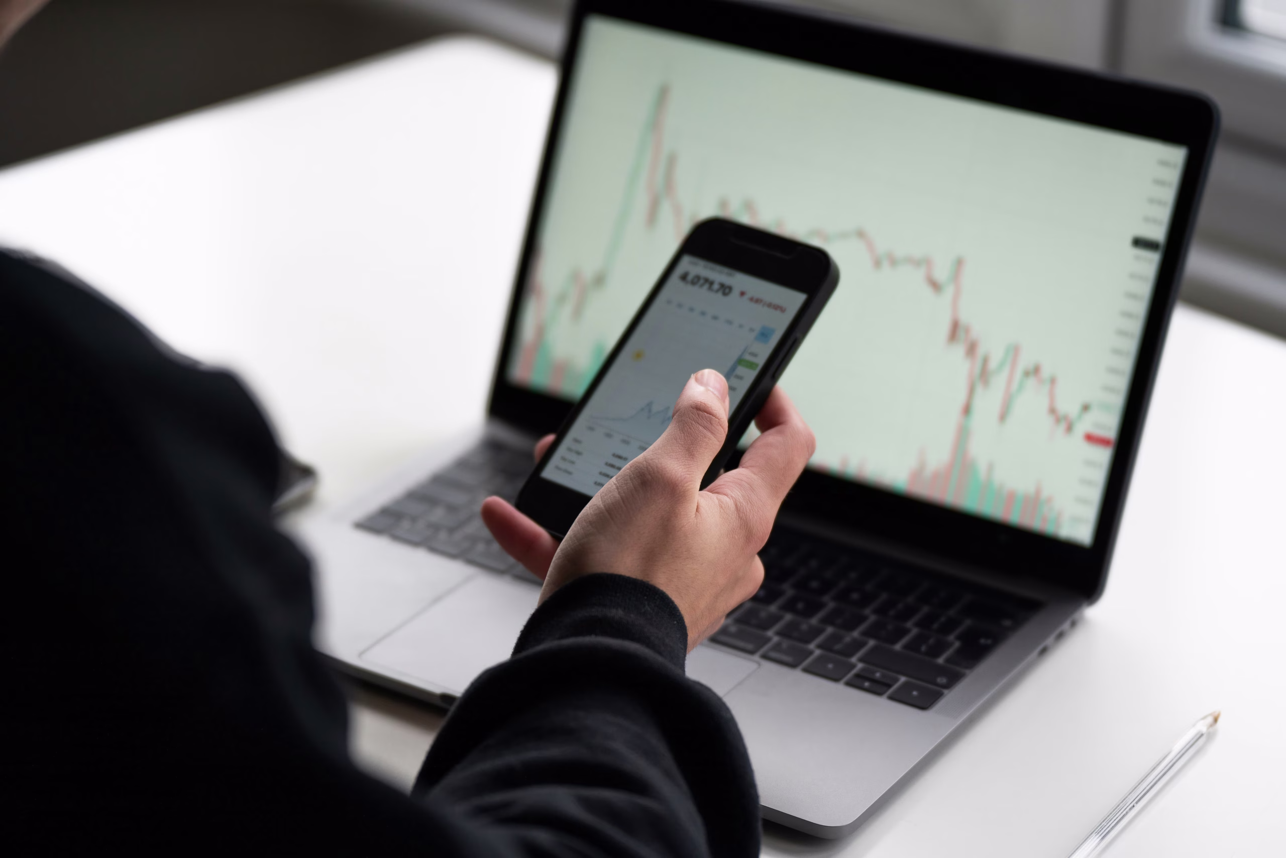 ارتفاع قياسي في حسابات التقاعد للأمريكيين وعمليات السحب بسبب الضائقة المالية: ما الذي يجب معرفته