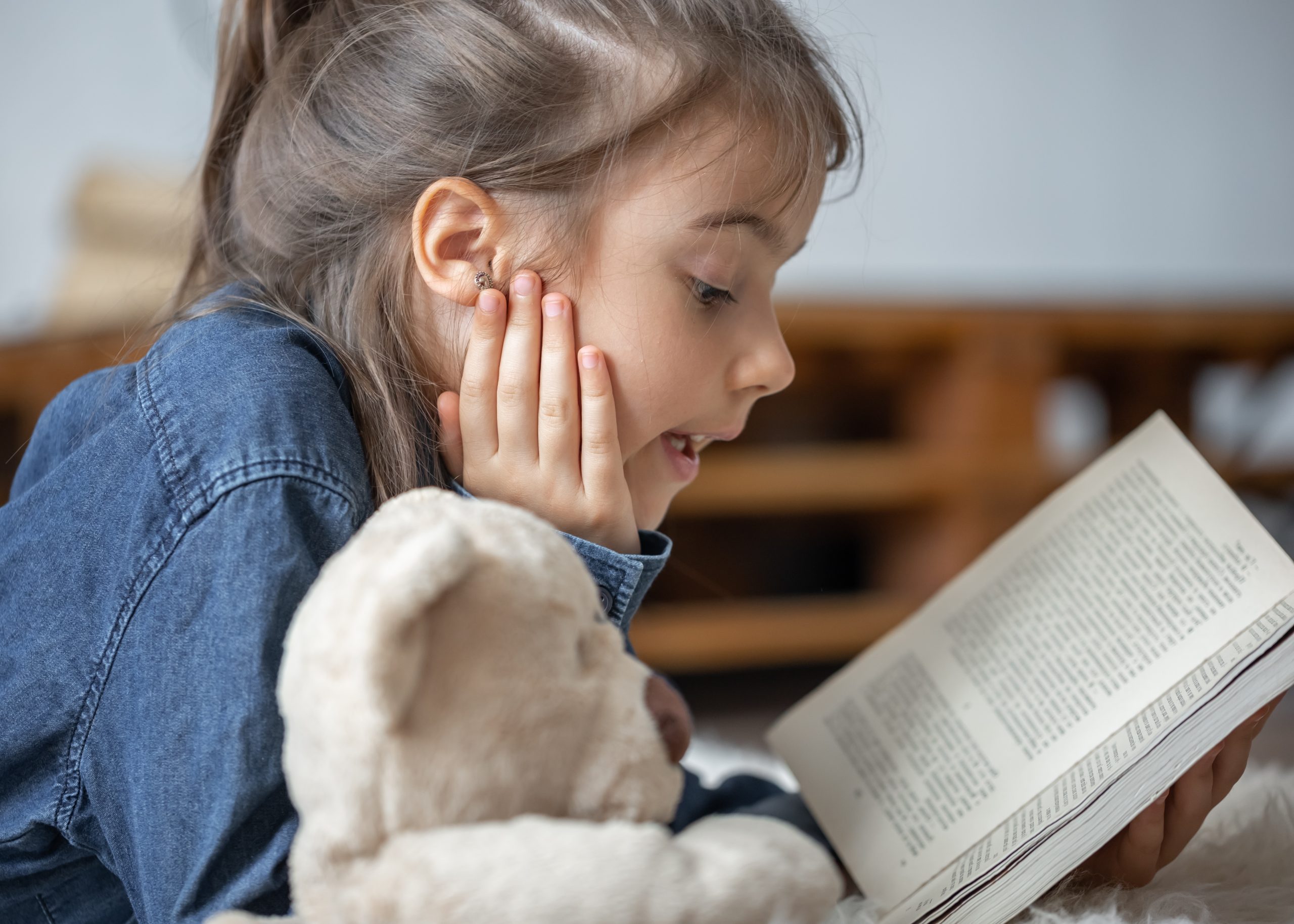 الكتب وتطور الدماغ: لماذا تتجاوز القراءة مجرد كونها تسلية للأطفال والمراهقين؟